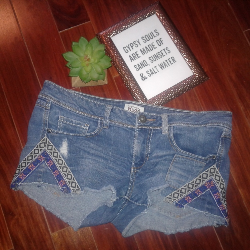 Mudd | distressed jean shorts cute side detail